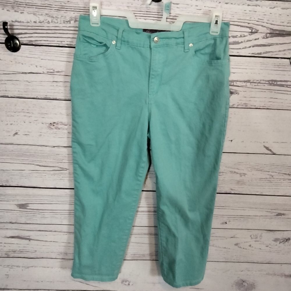 "Gloria Vanderbilt" woman's cropped pants.
